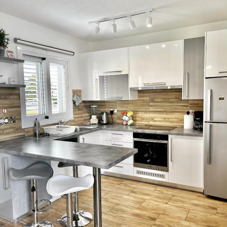 Coral Bay Modern Renovated Apartment By The Sea Paphos Eksteriør billede